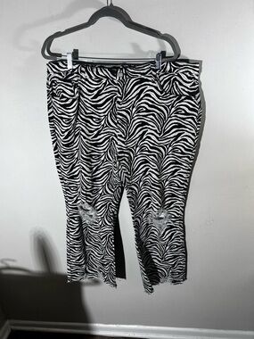Sterling Kreek Zebra Print Womens Jeans 17/19 - Black & White Distressed Capri